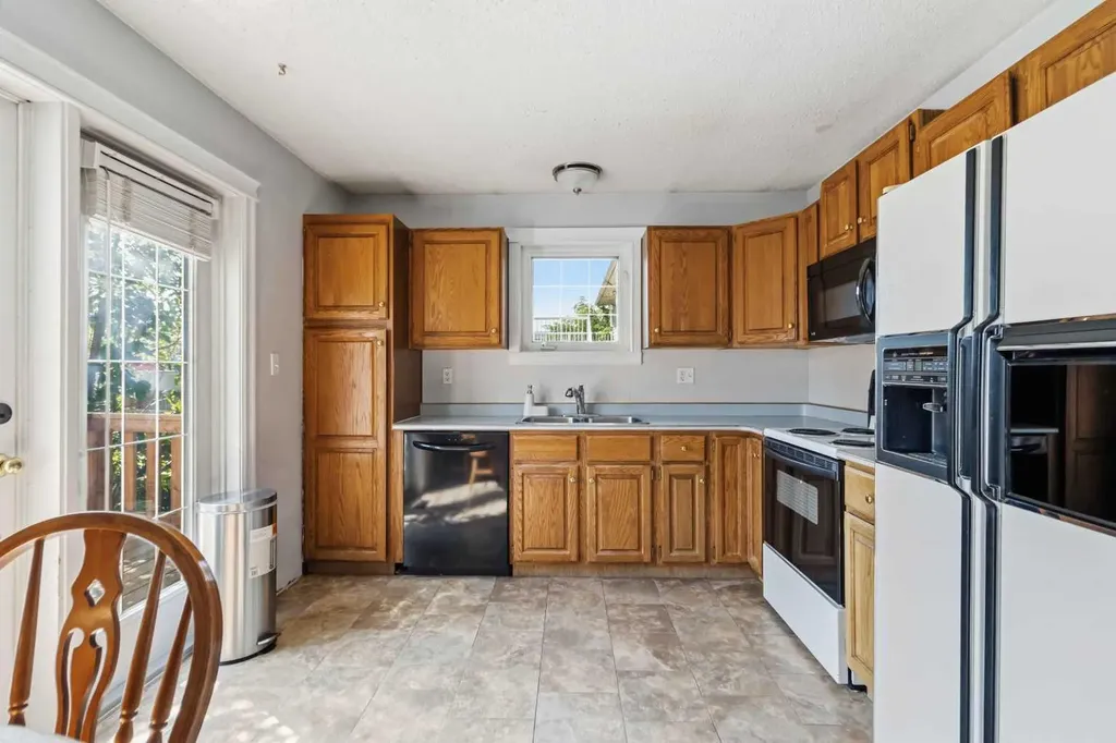 125 Oaks Crescent Fort Mcmurray AB T9K 1M4