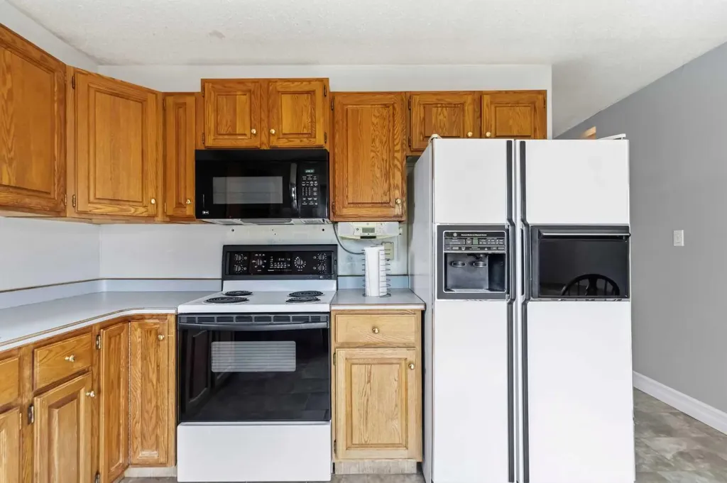125 Oaks Crescent Fort Mcmurray AB T9K 1M4