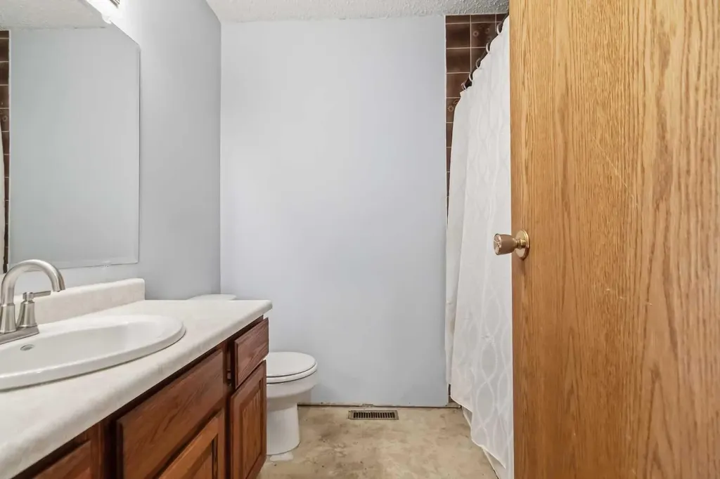 125 Oaks Crescent Fort Mcmurray AB T9K 1M4