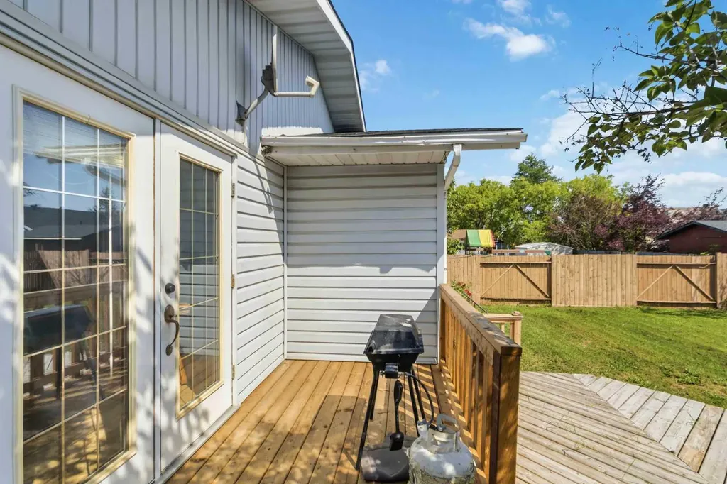 125 Oaks Crescent Fort Mcmurray AB T9K 1M4