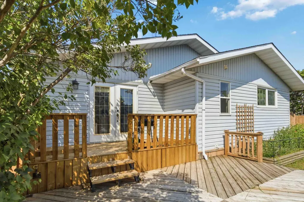 125 Oaks Crescent Fort Mcmurray AB T9K 1M4