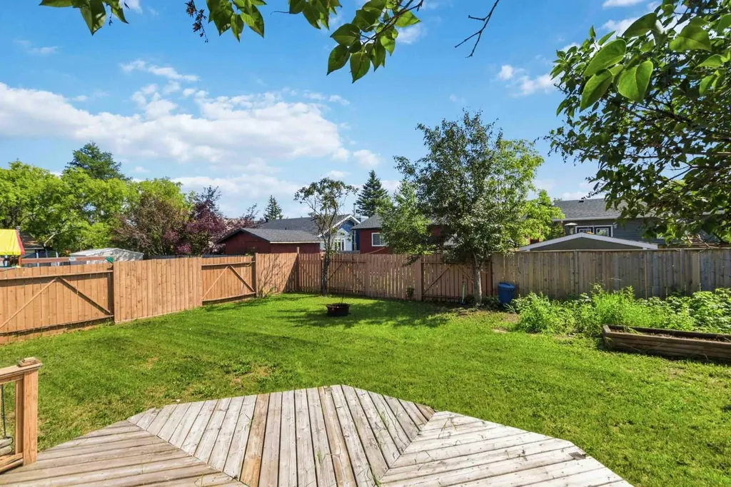 125 Oaks Crescent Fort Mcmurray AB T9K 1M4