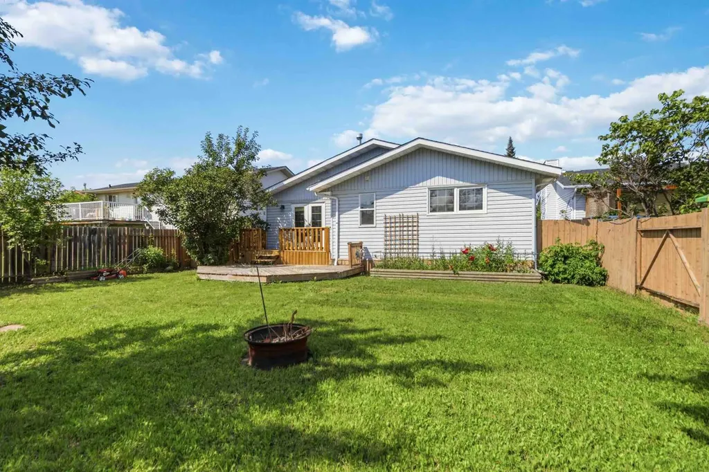 125 Oaks Crescent Fort Mcmurray AB T9K 1M4