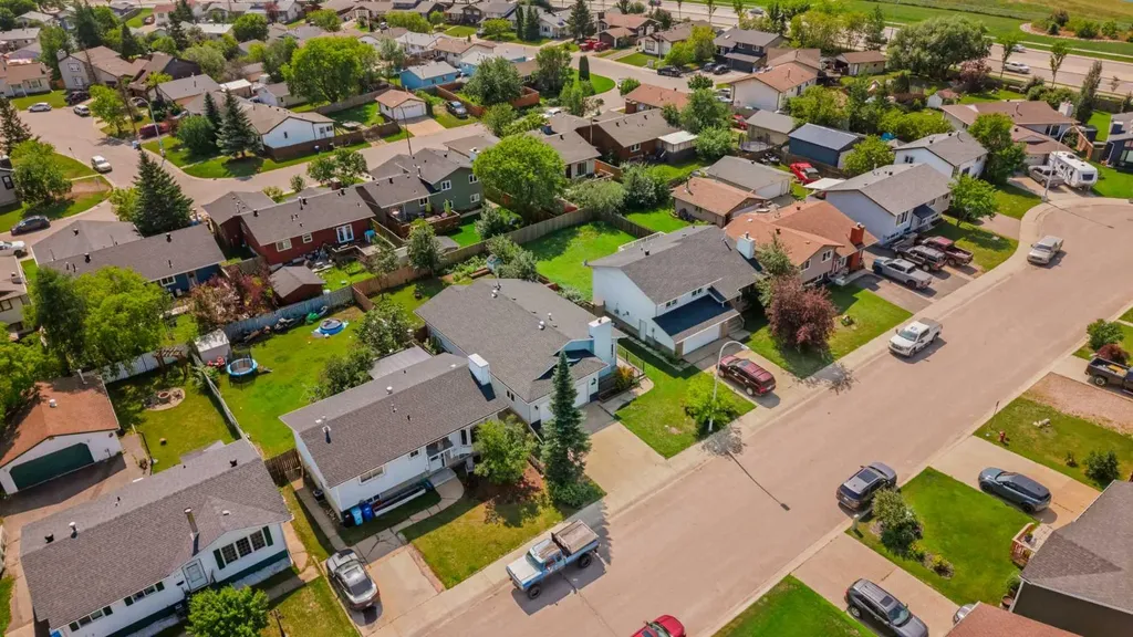 125 Oaks Crescent Fort Mcmurray AB T9K 1M4