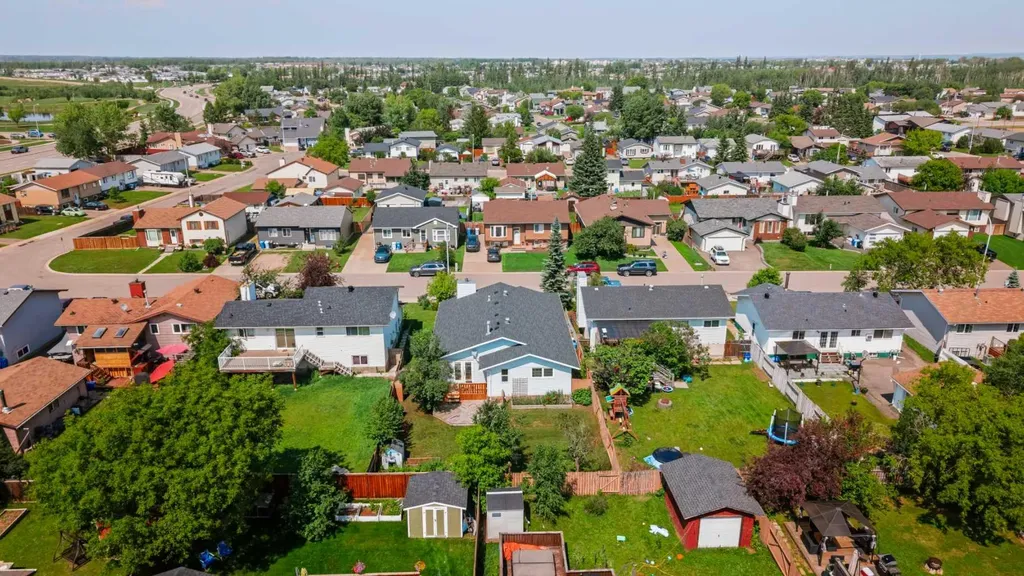 125 Oaks Crescent Fort Mcmurray AB T9K 1M4