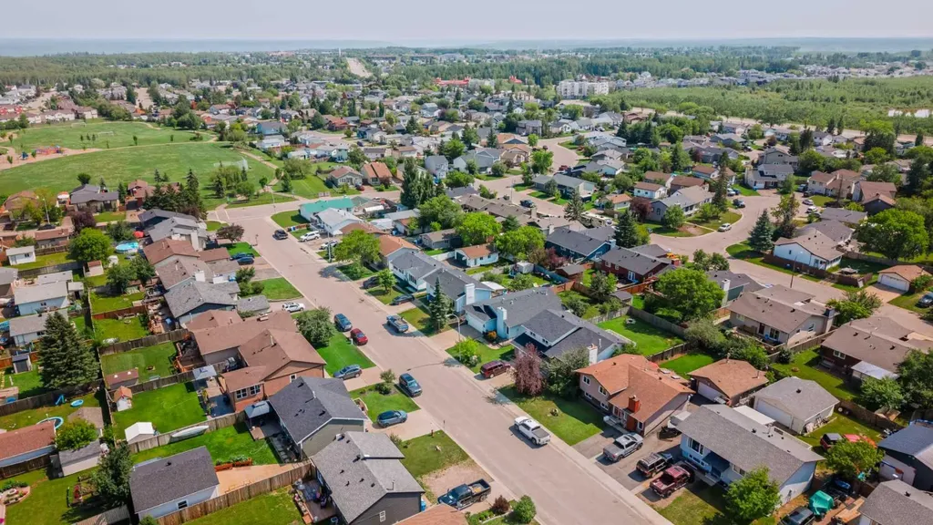 125 Oaks Crescent Fort Mcmurray AB T9K 1M4
