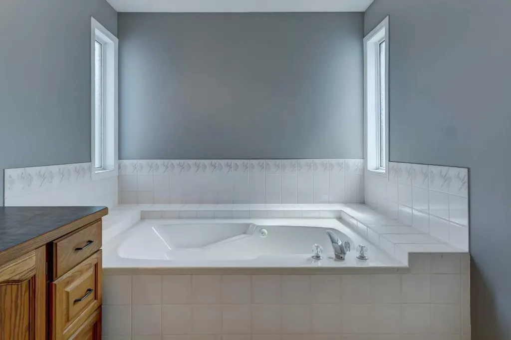 411 Shawinigan Drive SW Calgary AB T2Y 3A2