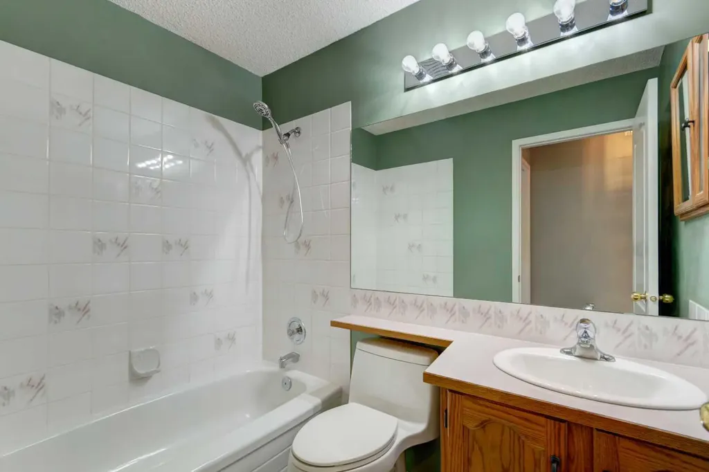 411 Shawinigan Drive SW Calgary AB T2Y 3A2