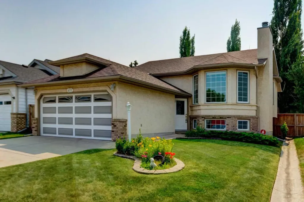 411 Shawinigan Drive SW Calgary AB T2Y 3A2