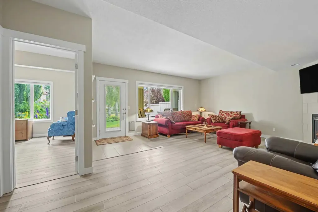 915 Coopers Drive SW Airdrie AB T4B 2W3