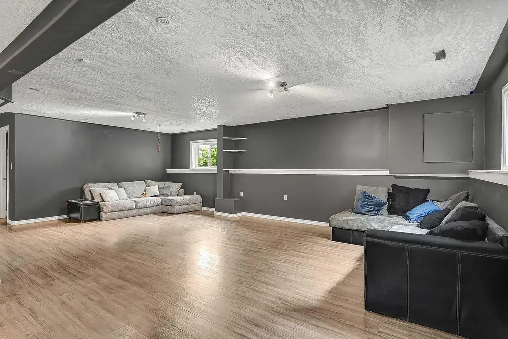 9329 69 Avenue Grande Prairie AB T8V 6T3