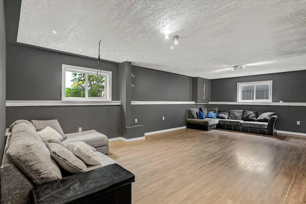 9329 69 Avenue Grande Prairie AB T8V 6T3