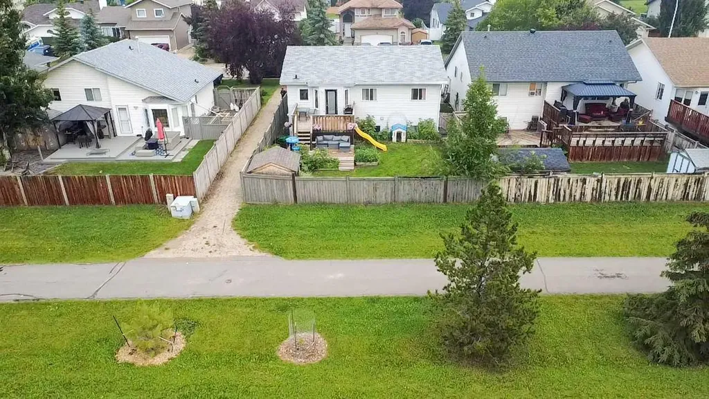 9329 69 Avenue Grande Prairie AB T8V 6T3