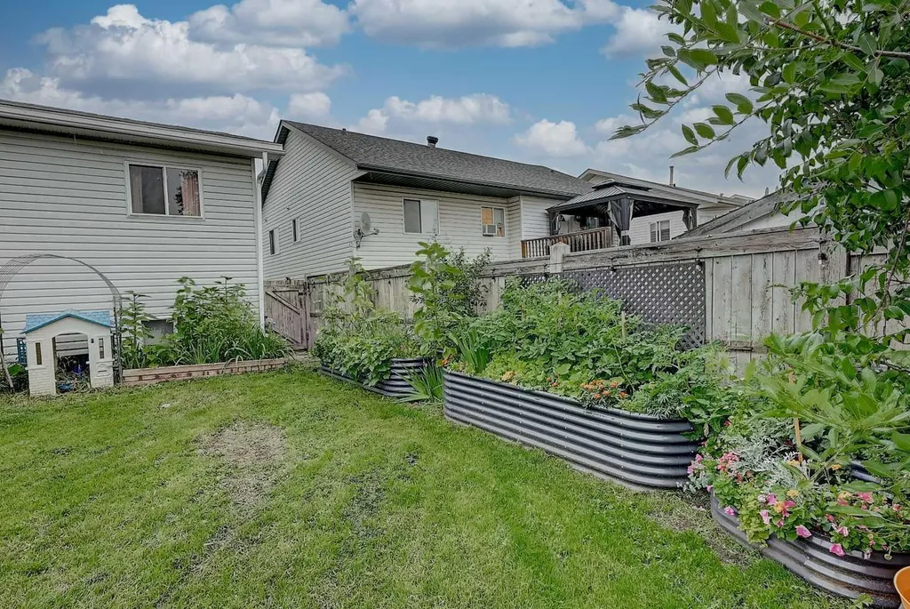 9329 69 Avenue Grande Prairie AB T8V 6T3