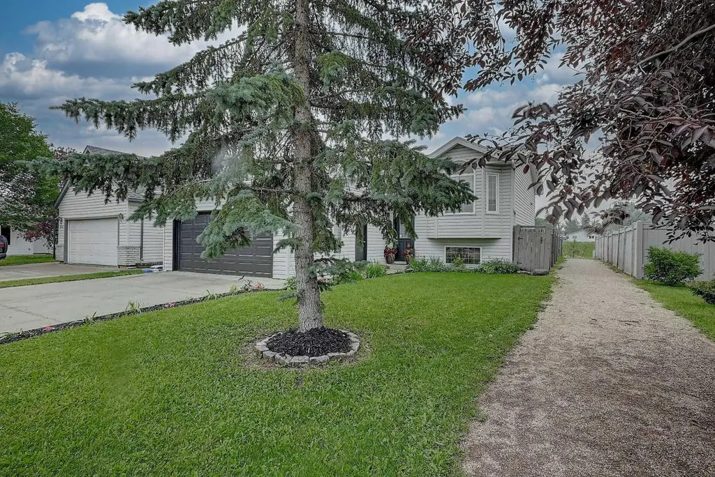 9329 69 Avenue Grande Prairie AB T8V 6T3
