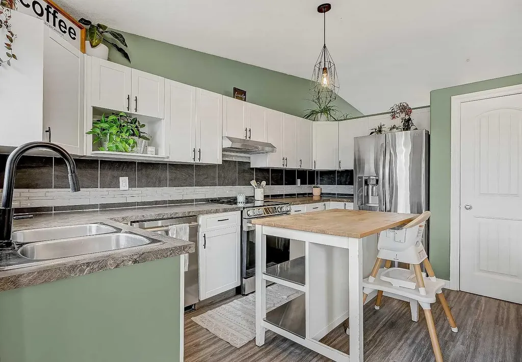9329 69 Avenue Grande Prairie AB T8V 6T3