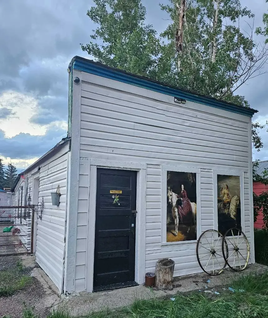 30 Mckenzie Avenue Hughenden AB T0B2E0