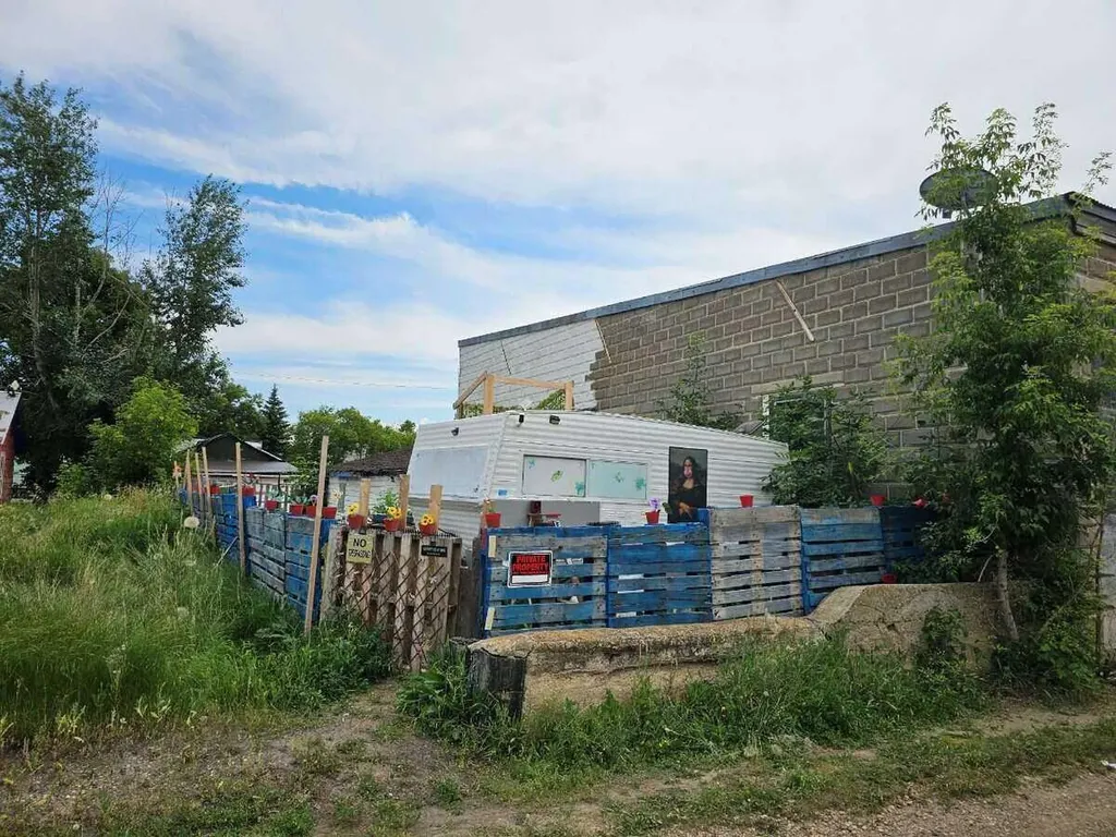 30 Mckenzie Avenue Hughenden AB T0B2E0