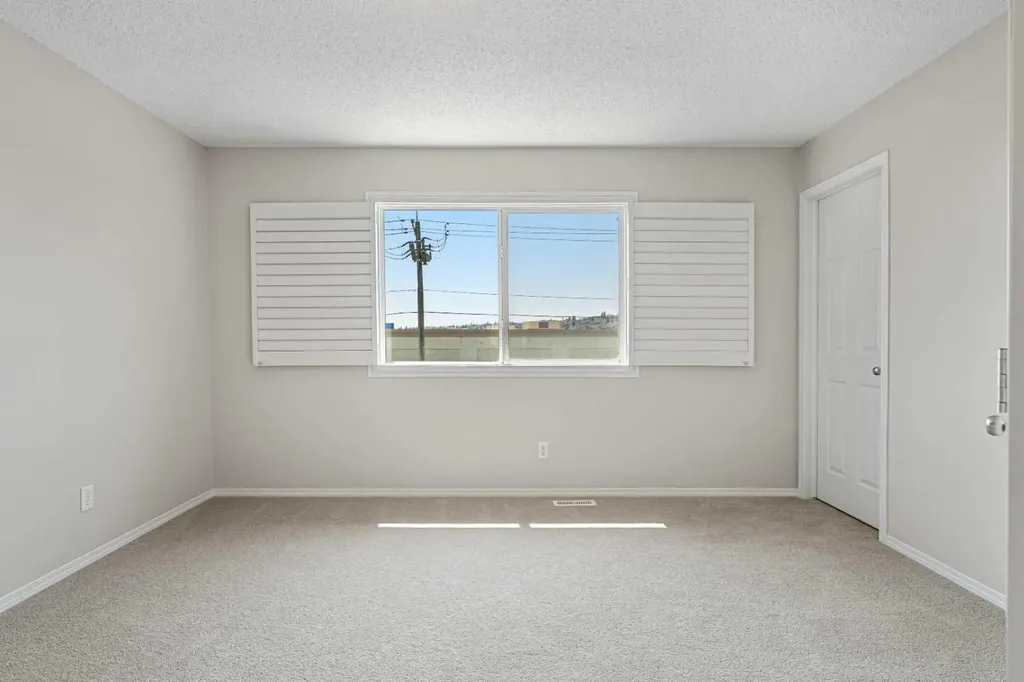51 Covehaven Mews NE Calgary AB T3K 0E2