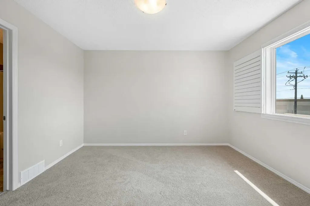 51 Covehaven Mews NE Calgary AB T3K 0E2
