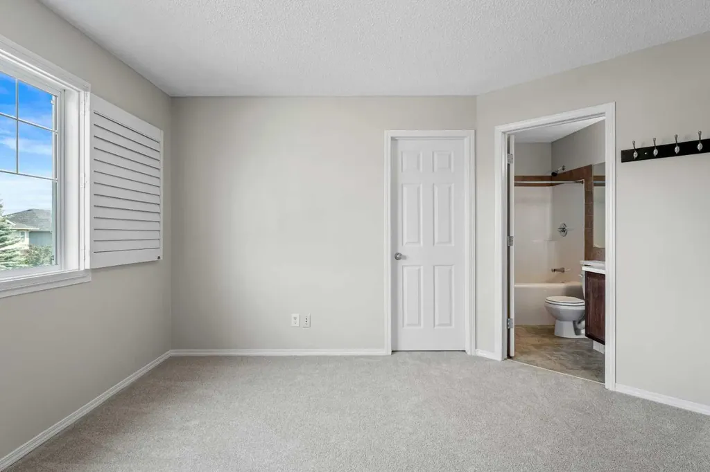51 Covehaven Mews NE Calgary AB T3K 0E2
