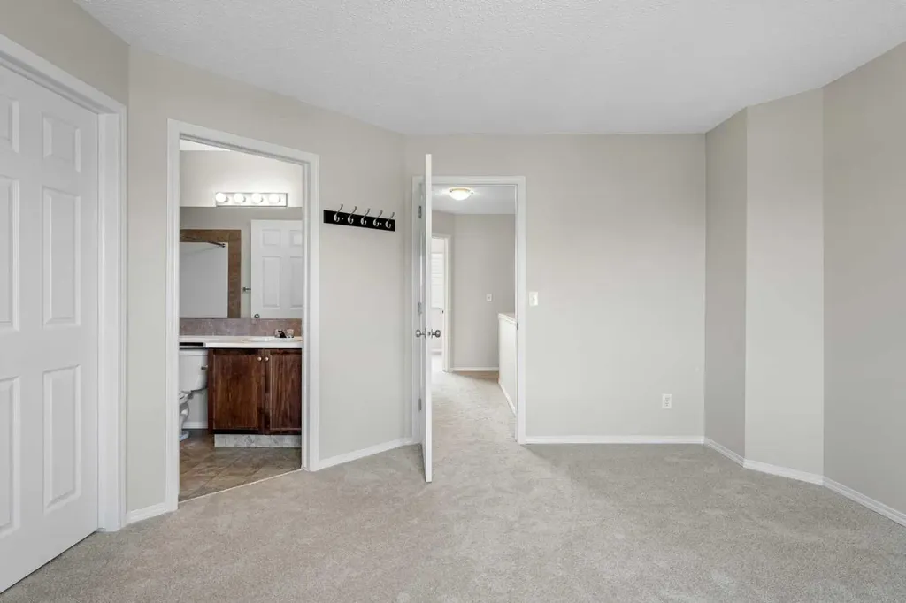 51 Covehaven Mews NE Calgary AB T3K 0E2