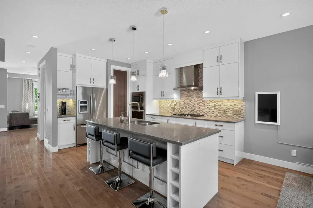 3507 40 Street SW Calgary AB T3E 3K3