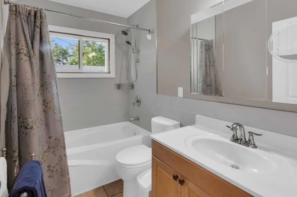 1 Thorncliffe Crescent NW Calgary AB T2K 3A9
