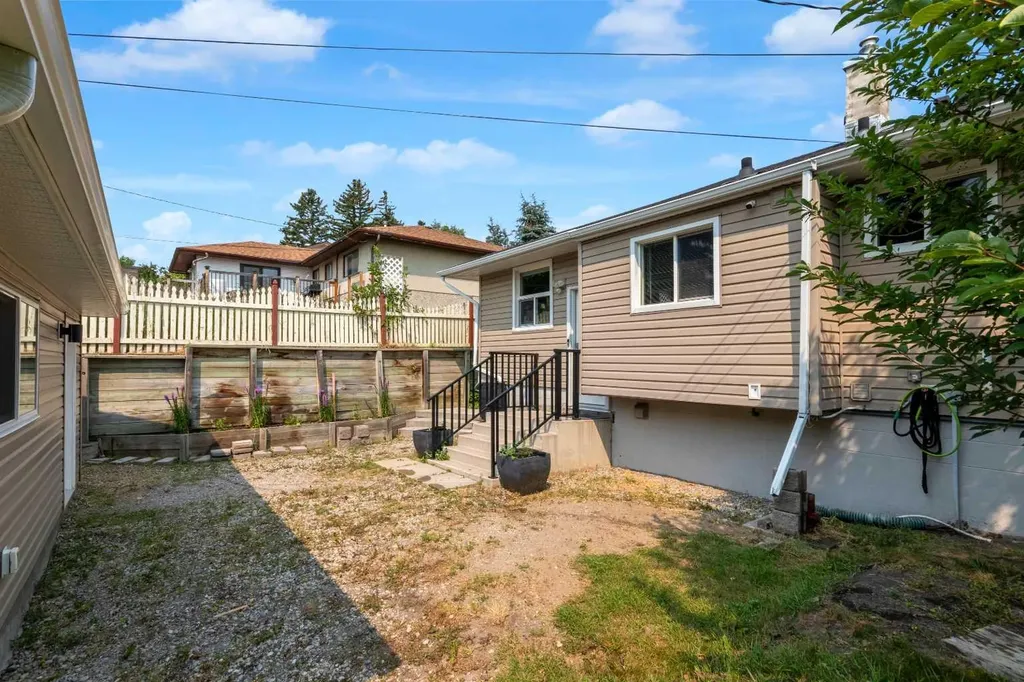 1 Thorncliffe Crescent NW Calgary AB T2K 3A9