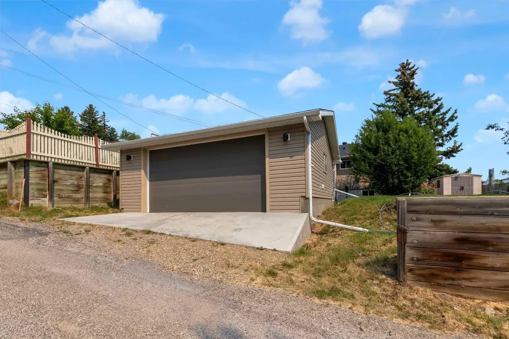1 Thorncliffe Crescent NW Calgary AB T2K 3A9