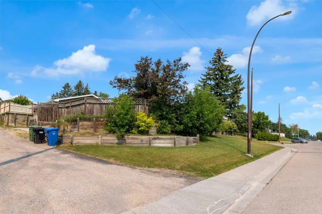 1 Thorncliffe Crescent NW Calgary AB T2K 3A9
