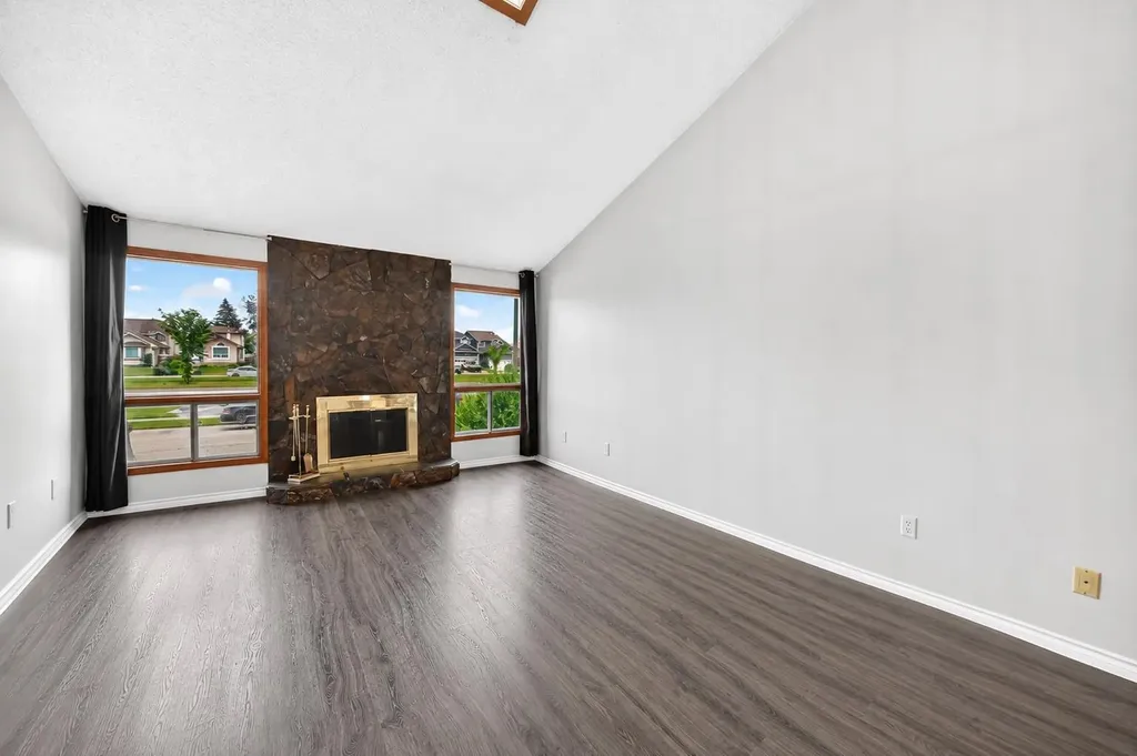 91 Castleridge Crescent NE Calgary AB T3J 1N6