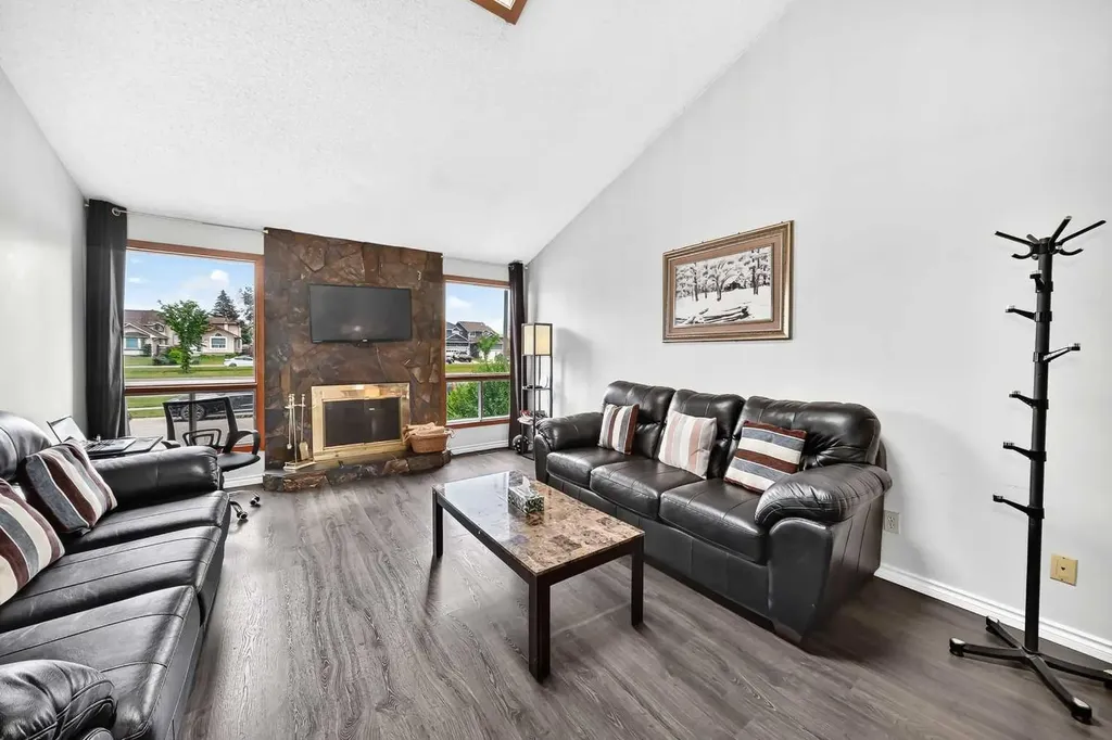 91 Castleridge Crescent NE Calgary AB T3J 1N6