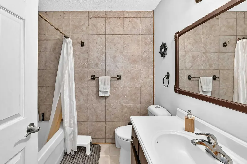 91 Castleridge Crescent NE Calgary AB T3J 1N6
