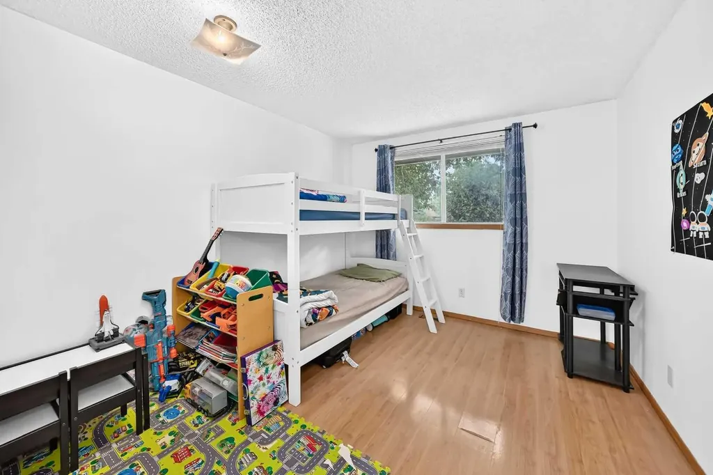 91 Castleridge Crescent NE Calgary AB T3J 1N6