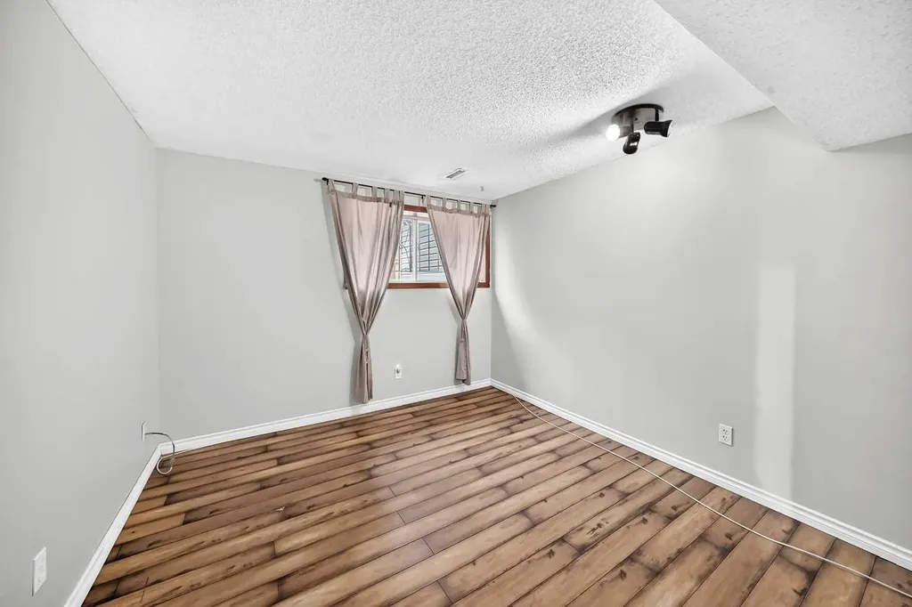 91 Castleridge Crescent NE Calgary AB T3J 1N6