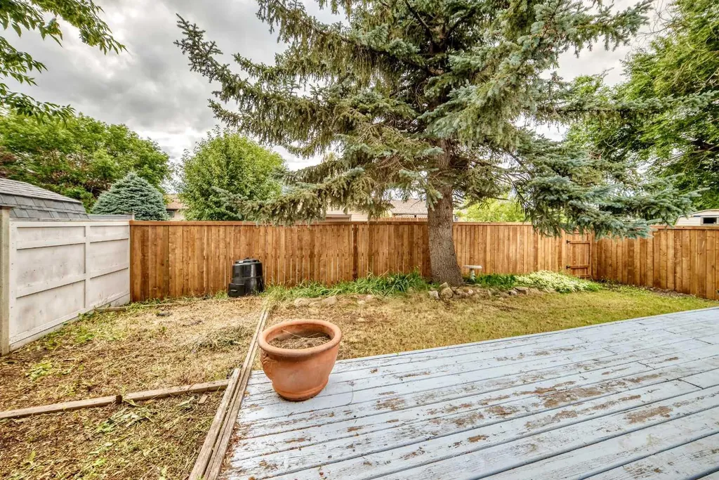 91 Castleridge Crescent NE Calgary AB T3J 1N6