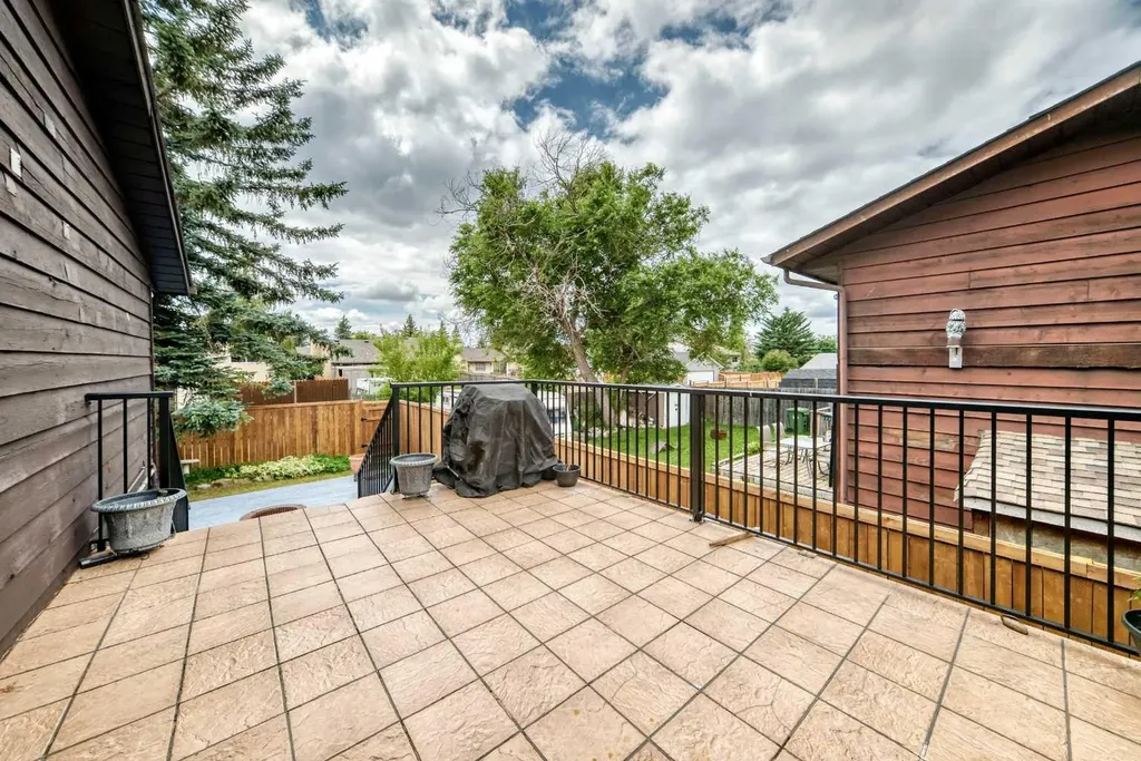 91 Castleridge Crescent NE Calgary AB T3J 1N6