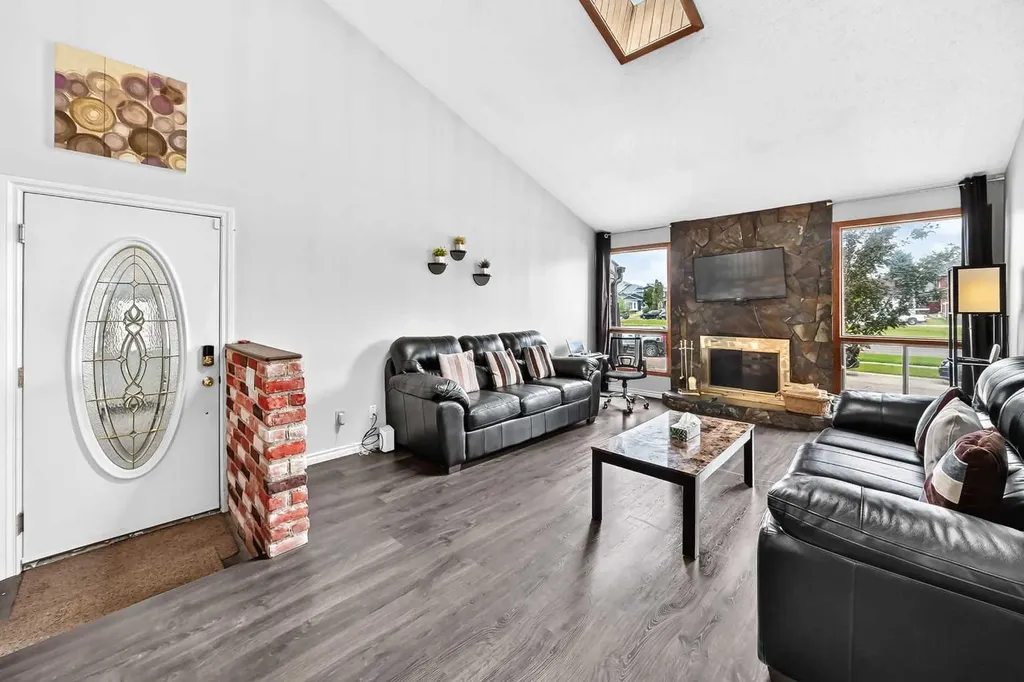 91 Castleridge Crescent NE Calgary AB T3J 1N6