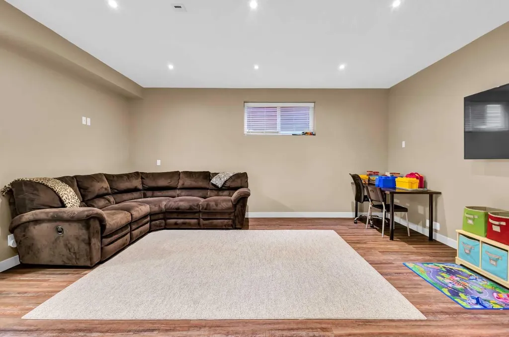 21 Evansfield Way NW Calgary AB T3P 0L1