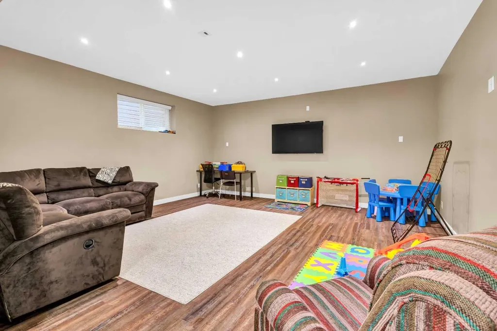 21 Evansfield Way NW Calgary AB T3P 0L1