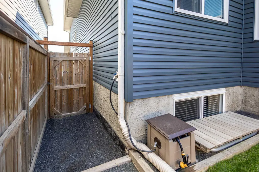 21 Evansfield Way NW Calgary AB T3P 0L1