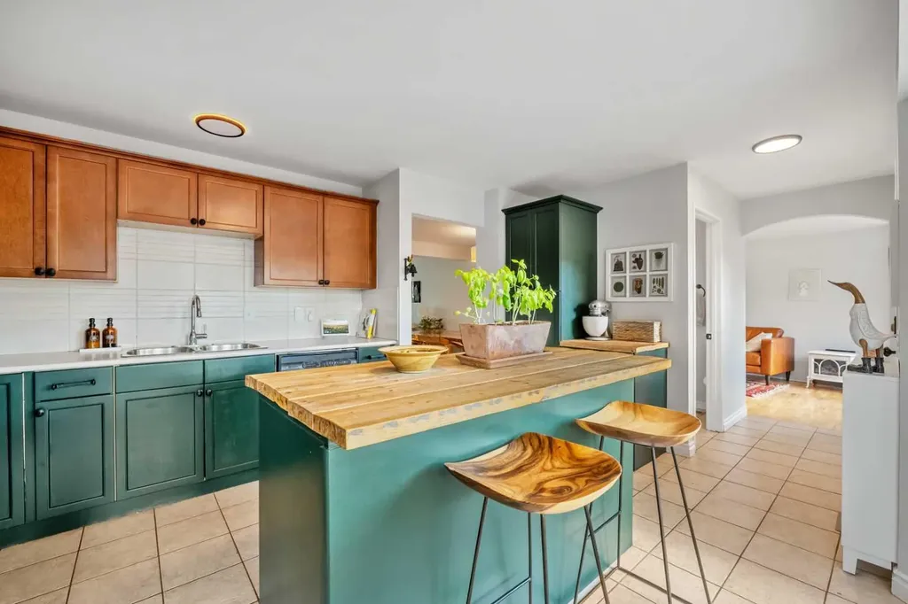 148 Woodridge Drive SW Calgary AB T2W 5M2