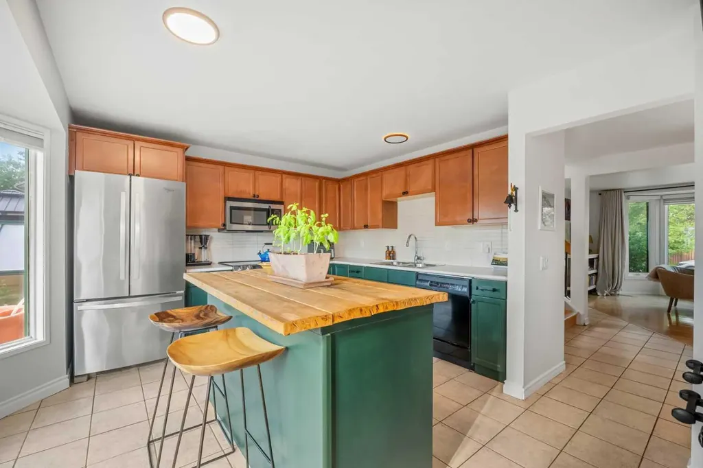 148 Woodridge Drive SW Calgary AB T2W 5M2