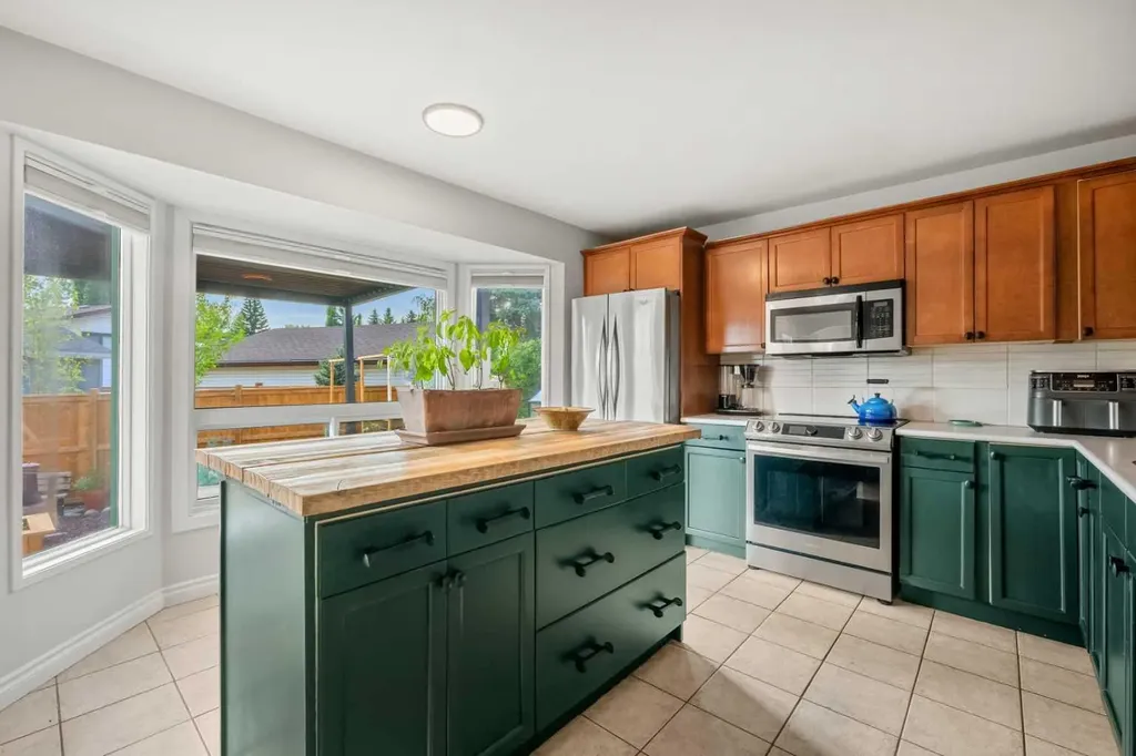 148 Woodridge Drive SW Calgary AB T2W 5M2