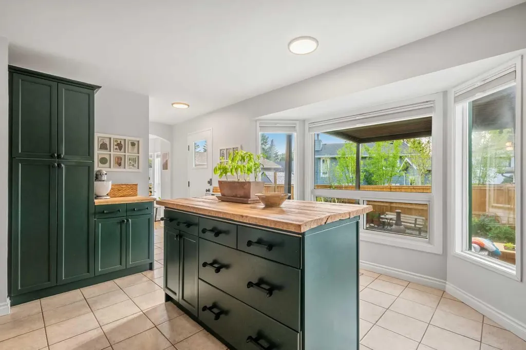 148 Woodridge Drive SW Calgary AB T2W 5M2