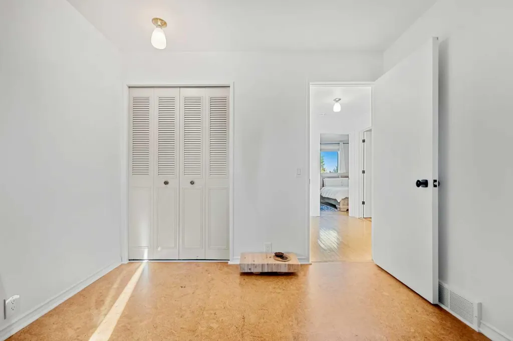 148 Woodridge Drive SW Calgary AB T2W 5M2