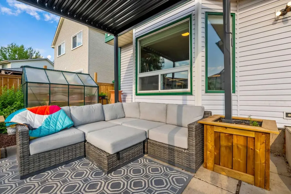 148 Woodridge Drive SW Calgary AB T2W 5M2