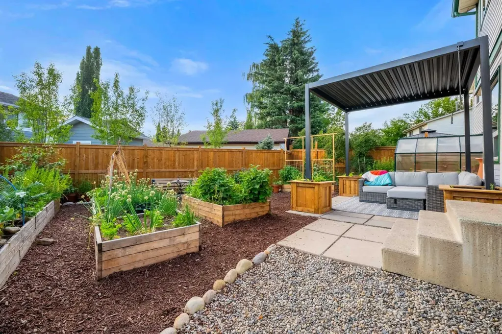 148 Woodridge Drive SW Calgary AB T2W 5M2