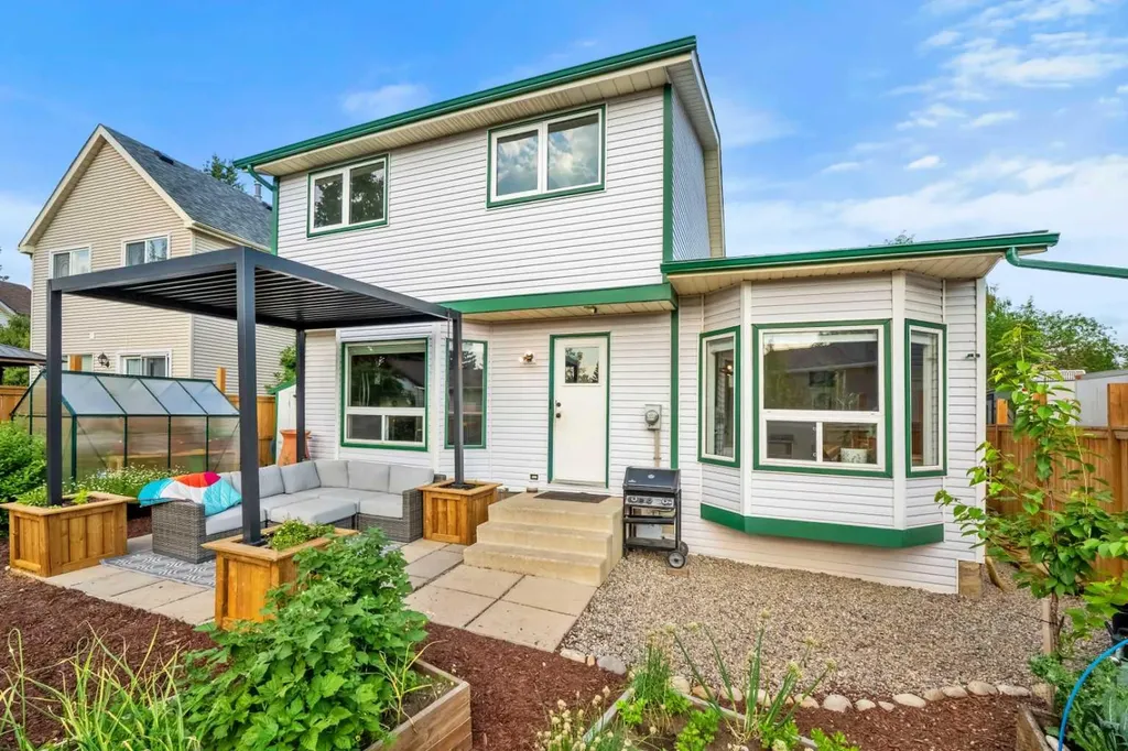 148 Woodridge Drive SW Calgary AB T2W 5M2